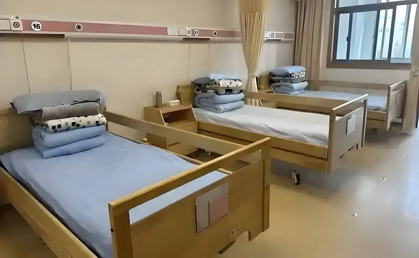 53岁朱茵住山里开破车？